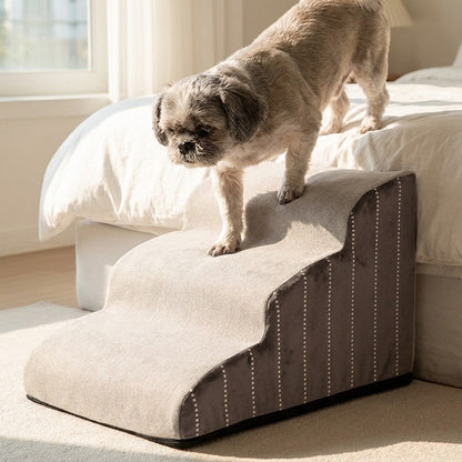 Aelterer Hund steigt ueber die Hundetreppe sicher vom Bett