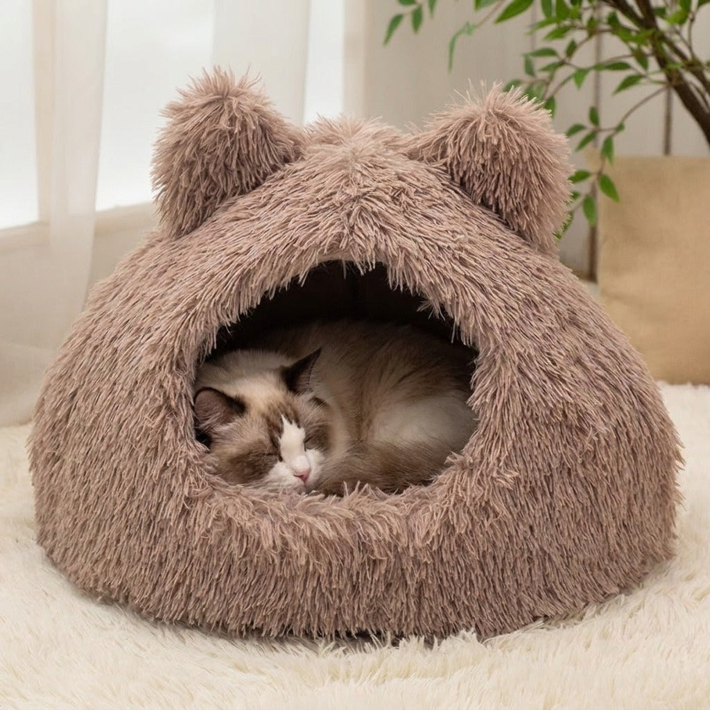 Katze schlaeft geborgen in der braunen TruePet Katzenhoehle