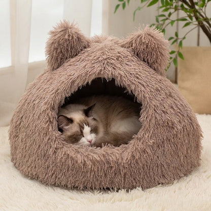 Katze schlaeft geborgen in der braunen TruePet Katzenhoehle
