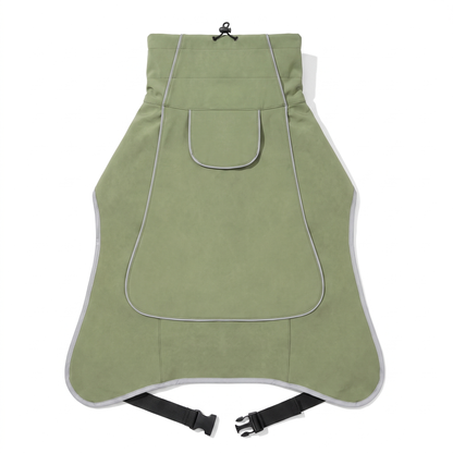 TruePet Hundemantel Olivgrün, Produktansicht mit Leinenlasche und Reflex-Paspeln