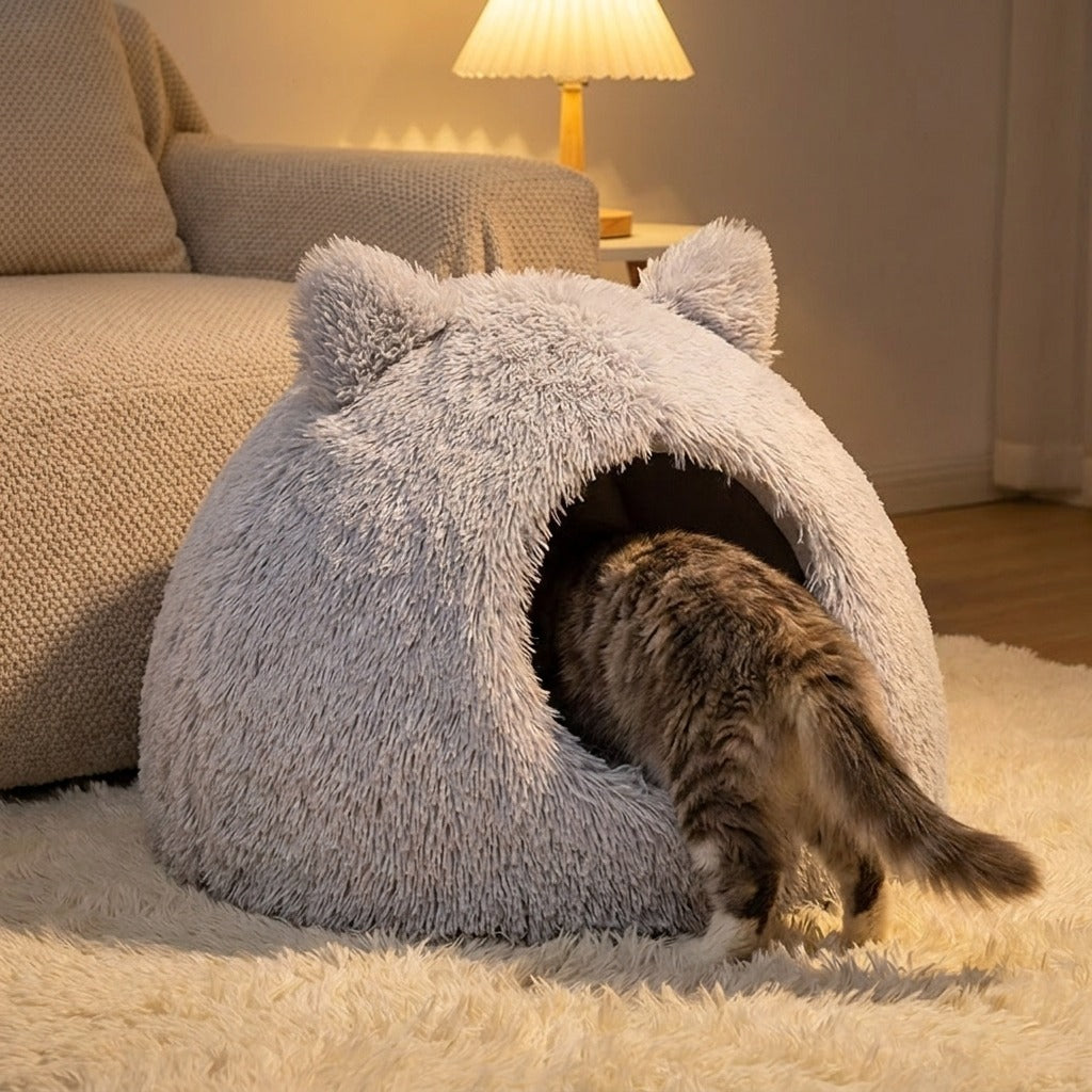 TruePet Katzenhoehle am Abend neben dem Sofa, Katze steigt ein