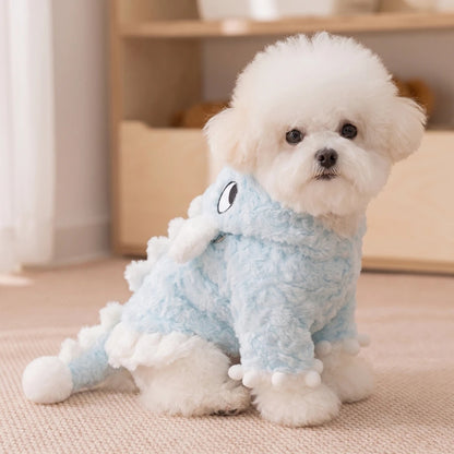 TruePet Dino-Kostüm Blau am sitzenden Hund, Frontansicht