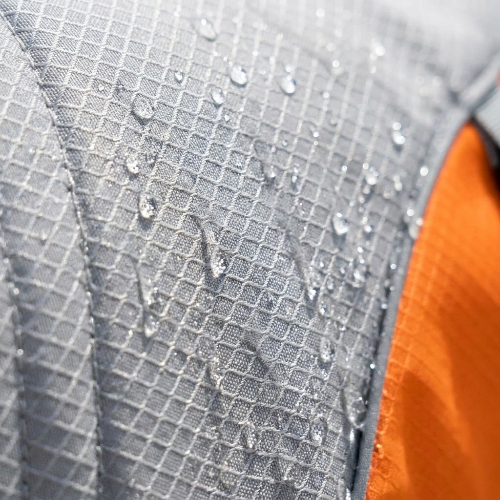 Nasses Verdunstungs-Mesh der Kühlweste mit Wassertropfen