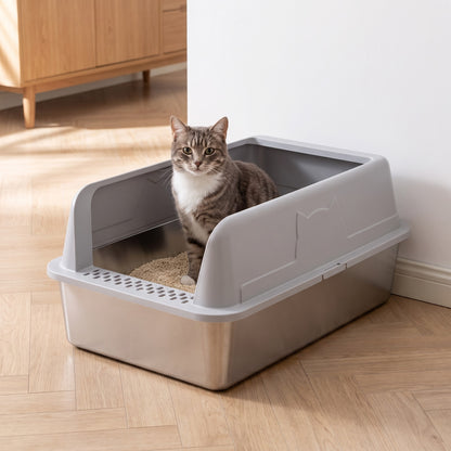 TruePet SteelBox Edelstahl-Katzenklo mit 25 cm Spritzschutz im Flur, Katze sitzt in der Box