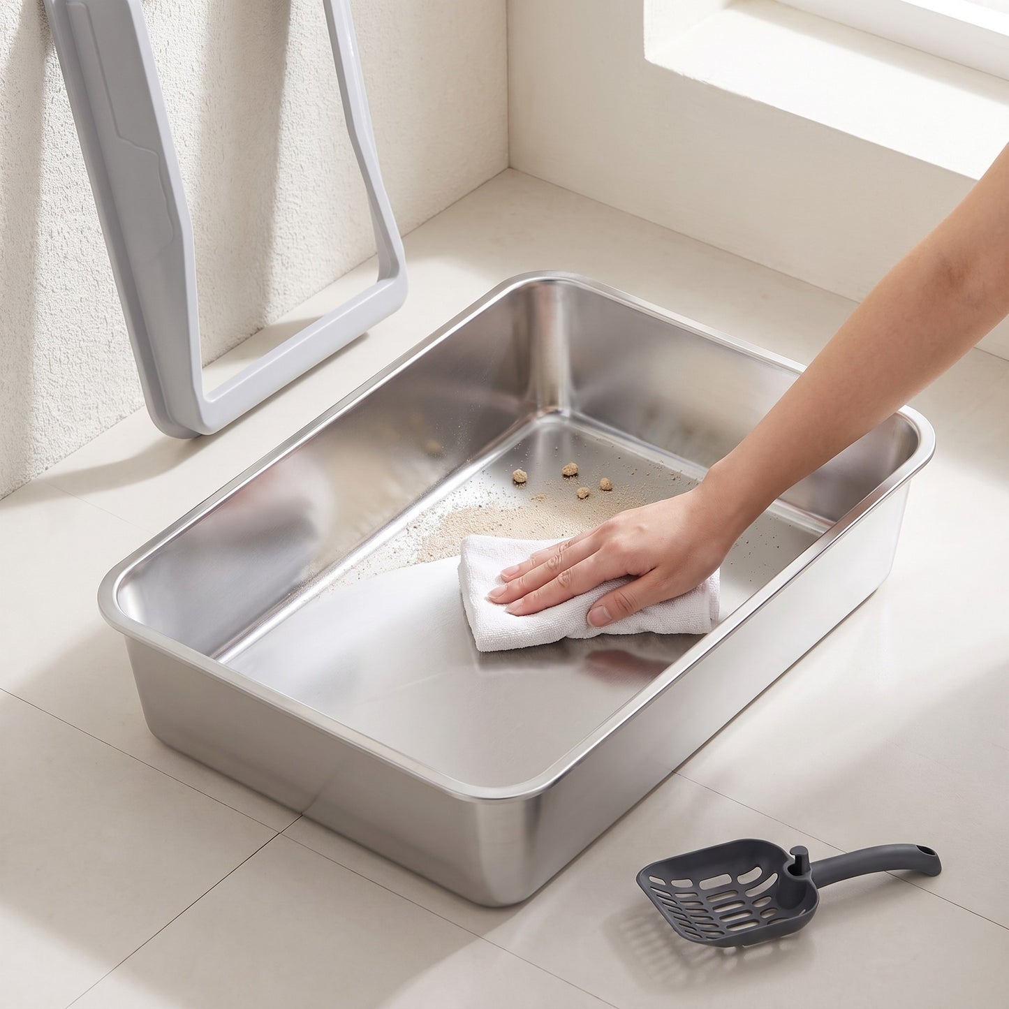Unlackierte Edelstahl-Wanne der SteelBox wird mit einem Tuch ausgewischt