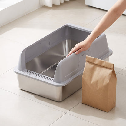 Größenvergleich TruePet SteelBox 58 x 38 cm mit Hand auf dem Rand und Streusack