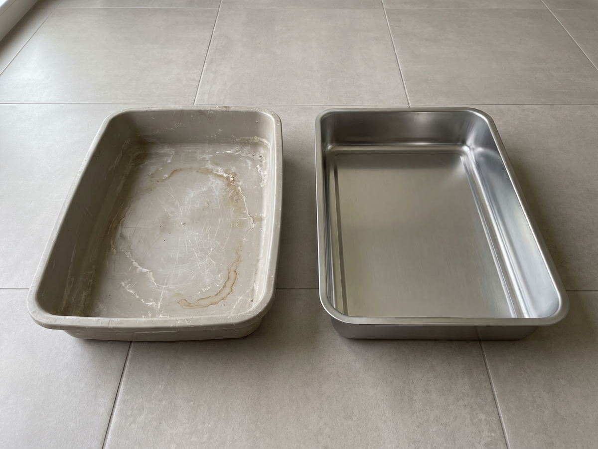 Zerkratztes Plastikklo mit Urinstein neben der blanken Edelstahl-Wanne der SteelBox