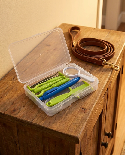 TruePet Zecken-Komplettset 8-teilig | Zeckenzange, 3 Zeckenhaken, Zeckenstift, Flohkamm & Lupe | inkl. Etui